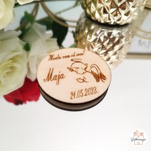 Okrugli drveni magnet za krštenje i pričest s motivom anđela i graviranim imenom