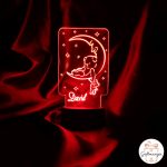 Personalizirana akrilna noćna lampa s imenom i slatkim motivom medvjedića koji spava na mjesecu. Crvena svjetlost.