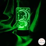 Personalizirana akrilna noćna lampa s imenom i slatkim motivom medvjedića koji spava na mjesecu. Zelena lampa