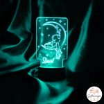 Personalizirana akrilna noćna lampa s imenom i slatkim motivom medvjedića koji spava na mjesecu. Tirkizna boja.