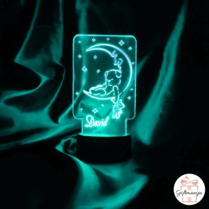 Personalizirana akrilna noćna lampa s imenom i slatkim motivom medvjedića koji spava na mjesecu. Tirkizna boja.