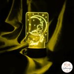 Personalizirana akrilna noćna lampa s imenom i slatkim motivom medvjedića koji spava na mjesecu. Žuta lampa.