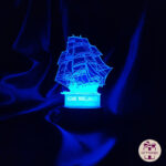brod; mornari; poklon za mornara; poklon za kapetana broda; poklon za časnika; lampe s imenom; unikatni pokloni; lampe u boji; gravirane lampe; pokloni; noćna led lampa; personalizirana led lampa; giftmanija; 3d lampa; personalizirani pokloni; poklon za dečka; poklon;