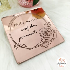 akrilni podmetači; podmetači od akrila; zrcalni podmetači; podmetači za šalice; gravirani podmetači; personalizirani podmetači za šalice; personalizirani pokloni; poklon; giftmanija; zlatni podmetači; srebrni podmetači; romantični pokoni; poklon za rođendan; podmetači;