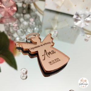 Luksuzni zrcalni magnet anđeo rose gold boje od pleksiglasa u ukrasnoj organza vrećici