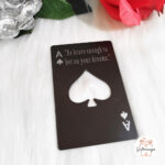 poklon; personalizirani poklon; personalizirani otvarač; gravirani otvarači; unikatni poklon; pokloni; poklon za godišnjice; otvarači; giftmanija; momačke; djevojačke; poklon za kuma; poklon za kumu; poklon za njega; poklon za dečka; poklon za muža; poklon za frenda; poklon za rođendan; što pokloniti; kreativni pokloni; otvarač na as kartu; otvarač na poker kartu; otvarač; kartica otvarač; as poker karta; poklon za ljubitelje piva; otvori pivu; poker party; ljubitelj pokera; poker;