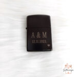 upaljač; zippo; gravirani upaljač; poklon; personalizirani poklon; personalizirani upaljač; zippo upaljači; gravirani upaljači; unikatni poklon; pokloni; poklon za godišnjice; upaljači; giftmanija; momačke; djevojačke; poklon za kuma; poklon za kumu; poklon za njega; poklon za dečka; poklon za muža; poklon za frenda; poklon za rođendan; što pokloniti;