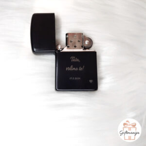 upaljač; zippo; gravirani upaljač; poklon; personalizirani poklon; personalizirani upaljač; zippo upaljači; gravirani upaljači; unikatni poklon; pokloni; poklon za godišnjice; upaljači; giftmanija; momačke; djevojačke; poklon za kuma; poklon za kumu; poklon za njega; poklon za dečka; poklon za muža; poklon za frenda; poklon za rođendan; što pokloniti;