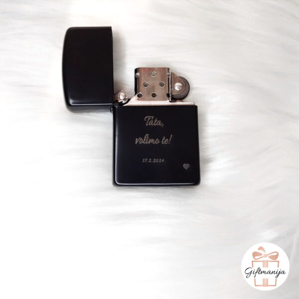upaljač; zippo; gravirani upaljač; poklon; personalizirani poklon; personalizirani upaljač; zippo upaljači; gravirani upaljači; unikatni poklon; pokloni; poklon za godišnjice; upaljači; giftmanija; momačke; djevojačke; poklon za kuma; poklon za kumu; poklon za njega; poklon za dečka; poklon za muža; poklon za frenda; poklon za rođendan; što pokloniti;
