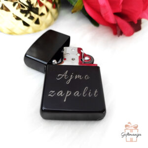 upaljač; zippo; gravirani upaljač; poklon; personalizirani poklon; personalizirani upaljač; zippo upaljači; gravirani upaljači; unikatni poklon; pokloni; poklon za godišnjice; upaljači; giftmanija; momačke; djevojačke; poklon za kuma; poklon za kumu; poklon za njega; poklon za dečka; poklon za muža; poklon za frenda; poklon za rođendan; što pokloniti;