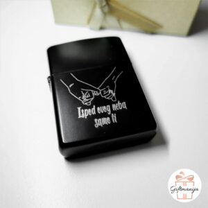 upaljač; zippo; gravirani upaljač; poklon; personalizirani poklon; personalizirani upaljač; zippo upaljači; gravirani upaljači; unikatni poklon; pokloni; poklon za godišnjice; upaljači; giftmanija; momačke; djevojačke; poklon za kuma; poklon za kumu; poklon za njega; poklon za dečka; poklon za muža; poklon za frenda; poklon za rođendan; što pokloniti;