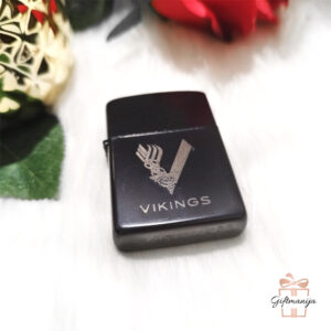 upaljač; zippo; gravirani upaljač; poklon; personalizirani poklon; personalizirani upaljač; zippo upaljači; gravirani upaljači; unikatni poklon; pokloni; poklon za godišnjice; upaljači; giftmanija; momačke; djevojačke; poklon za kuma; poklon za kumu; poklon za njega; poklon za dečka; poklon za muža; poklon za frenda; poklon za rođendan; što pokloniti;