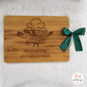 Giftmanija, poklon; personalizirani pokloni, personalizirana daska za rezanje; gravirana daska; poklon za kuhara; unikatni pokloni; daska za rezanje; kuhača;