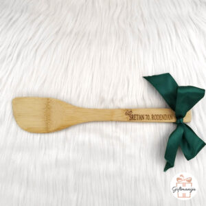 Giftmanija, poklon; personalizirani pokloni, personalizirana daska za rezanje; gravirana daska; poklon za kuhara; unikatni pokloni; daska za rezanje; kuhača;