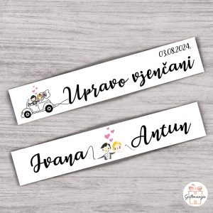 Dekorativne tablice za auto mladenaca na svadbenom automobilu
