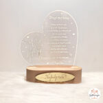 Giftmanija; Personalizirana LED lampa srce; Poklon tati za rođendan; LED lampa s ugraviranom posvetom; Najbolji tata poklon; Drveni stalak; Poklon s imenom djeteta;