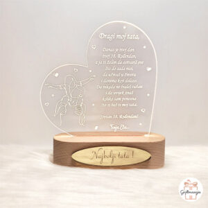 Giftmanija; Personalizirana LED lampa srce; Poklon tati za rođendan; LED lampa s ugraviranom posvetom; Najbolji tata poklon; Drveni stalak; Poklon s imenom djeteta;