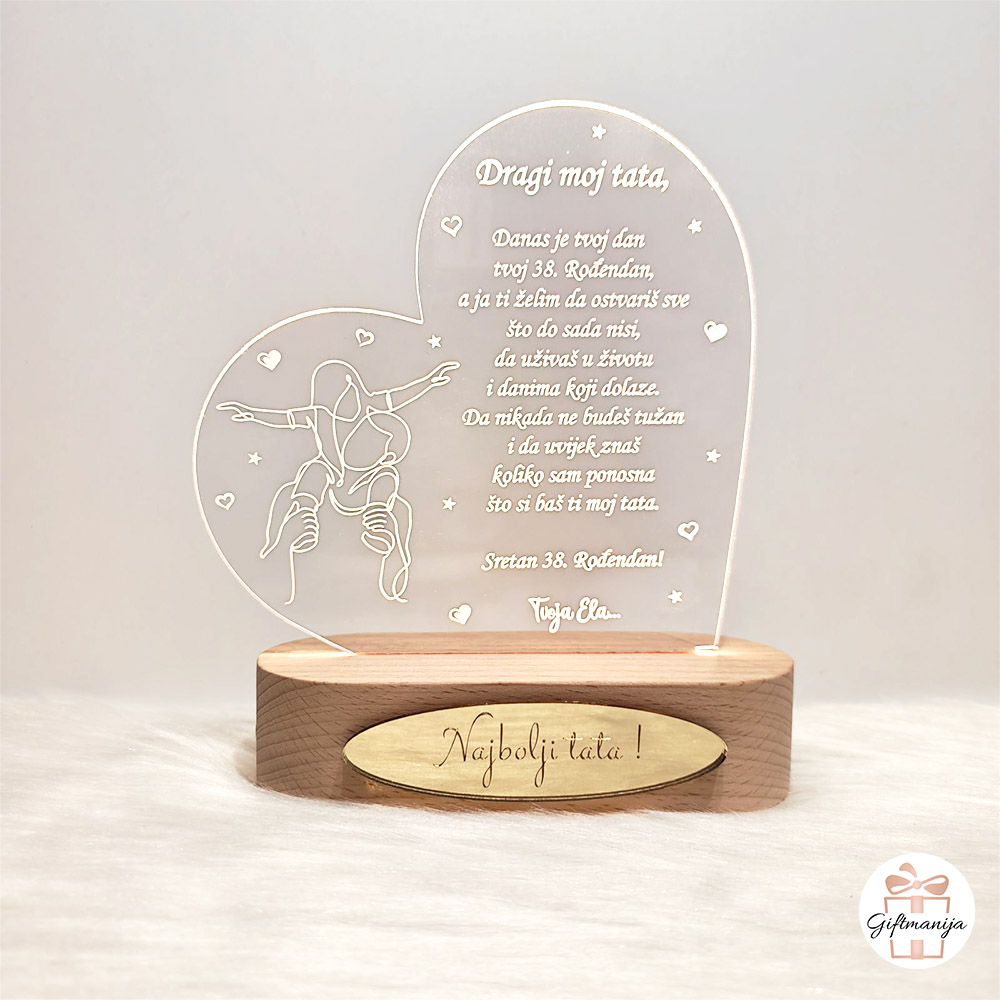 Giftmanija; Personalizirana LED lampa srce; Poklon tati za rođendan; LED lampa s ugraviranom posvetom; Najbolji tata poklon; Drveni stalak; Poklon s imenom djeteta;