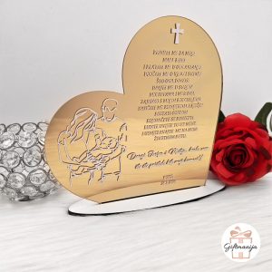 Personalizirani poklon za krsne kumove u obliku srca od zlatnog zrcalnog akrila na bijelom stalku, s ugraviranim tekstom, križem i ilustracijom roditelja s bebom.