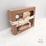 Elegantno pakiran poklon za krsne kumove u smeđoj kartonskoj kutiji s prozirnim prozorčićem, ukrašen svijetlom vrpcom s natpisom "Just for you" i naljepnicom "thank you".