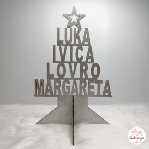 personalizirani božićni bor s imenima; drveni bor; božićni ukrasi; personalizirani božićni pokloni; drveni ukras, srebrni bor, unikatni drveni božićni ukras; poklon za obitelj; Giftmanija;