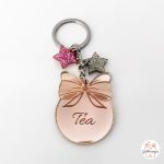 poklon za Božić; privjesak božićna kuglica; privjesak za ključeve; Secret Santa pokloni; Giftmanija; pokloni za kolege; božićni poklon za prijatelje; personalizirani božićni privjesak s imenom; božićna kuglica s imenom; Sretan Božić kuglica; kuglica za bor s imenom; Personalizirani božićni privjesak kuglica sa zvjezdicama (rose gold), s dvije glitter zvjezdice i gravurom imena.;