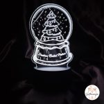 Svjetleća 3D LED lampa s motivom bora unutar snježne kugle na tamnoj podlozi; personalizirana akrilna gravura s tekstom Sretan Božić Petra; unikatni božićni poklon s imenom; Giftmanija