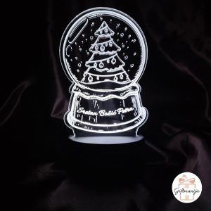 Svjetleća 3D LED lampa s motivom bora unutar snježne kugle na tamnoj podlozi; personalizirana akrilna gravura s tekstom Sretan Božić Petra; unikatni božićni poklon s imenom; Giftmanija
