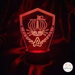 3D LED lampa s graviranim grbom navijačke skupine Armada Rijeka, prikazuje brod i slovo A u crvenom osvjetljenju na crnom postolju.