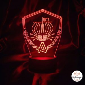 3D LED lampa s graviranim grbom navijačke skupine Armada Rijeka, prikazuje brod i slovo A u crvenom osvjetljenju na crnom postolju.