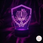 Ljubičasta LED lampa s 3D efektom i graviranim logotipom Armade (brod i slovo A) na crnom postolju, idealna kao navijački poklon i dekoracija.