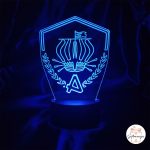 Plava LED lampa s laserski graviranim brodom i slovom A navijačke skupine Armada, prikazuje 3D efekt osvjetljenja na crnom stalku