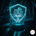 Tirkizna LED lampa s motivom Armade i broda, moderno ambijentalno osvjetljenje s navijačkim motivima na crnom stalku.