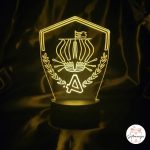 Žuta LED lampa s 3D efektom i graviranim logotipom Armade (brod i slovo A) na crnom postolju, upečatljiva navijačka dekoracija i poklon.