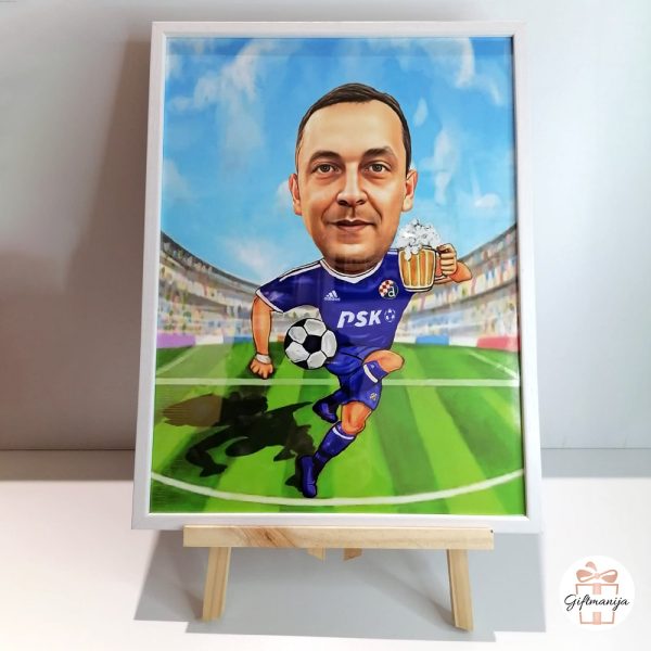Personalizirana karikatura nogometaša u plavom dresu s pivom u ruci na nogometnom terenu. Poklon za trenera.