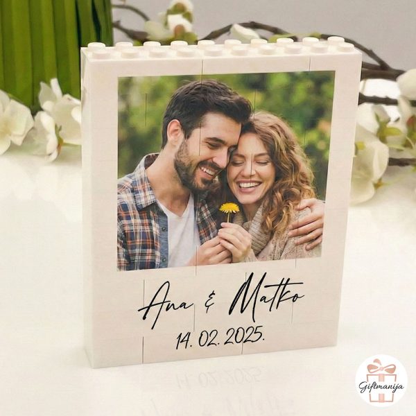 Personalizirane Foto Kocke – Kompatibilno s LEGO® (Slika na Kockicama) - primjer gotovog proizvoda s fotografijom para, tekstom 'Ana & Matko' i datumom '14.02.2025'. Idealan romantični poklon za Valentinovo.