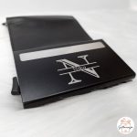 Otvoreni personalizirani pop-up novčanik: prikaz metalnog card holdera s gravurom i unutarnjeg kožnog pretinca za kartice