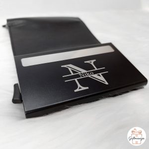 Otvoreni personalizirani pop-up novčanik: prikaz metalnog card holdera s gravurom i unutarnjeg kožnog pretinca za kartice