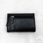 Stražnja strana crnog personaliziranog pop-up novčanika s pretincem za kovanice na patentni zatvarač