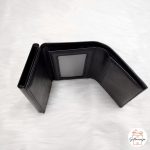 Unutrašnjost crnog pop-up novčanika s prozirnim pretincem za osobnu iskaznicu i dodatnim utorima za kartice