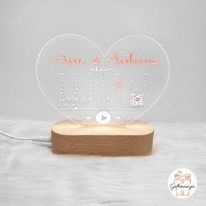 Personalizirana 3D LED lampa u obliku srca s ugraviranim imenima, kalendarom s označenim datumom godišnjice i prikazom glazbenog playera na drvenom postolju