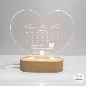 Personalizirana 3D LED lampa u obliku srca s ugraviranim imenima, kalendarom s označenim datumom godišnjice i prikazom glazbenog playera na drvenom postolju