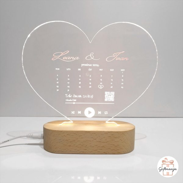 Personalizirana 3D LED lampa u obliku srca s ugraviranim imenima, kalendarom s označenim datumom godišnjice i prikazom glazbenog playera na drvenom postolju