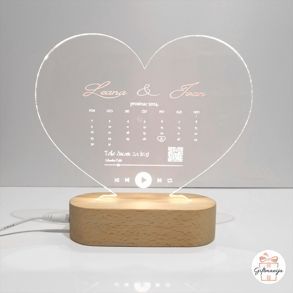 Personalizirana 3D LED lampa u obliku srca s ugraviranim imenima, kalendarom s označenim datumom godišnjice i prikazom glazbenog playera na drvenom postolju