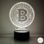 Personalizirana 3D LED Bitcoin lampa bijele boje s graviranom rođendanskom porukom i motivacijskim tekstom o bull runu