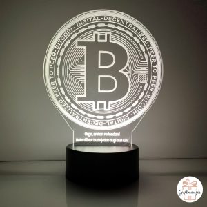 Personalizirana 3D LED Bitcoin lampa bijele boje s graviranom rođendanskom porukom i motivacijskim tekstom o bull runu