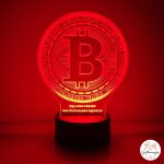 Personalizirana 3D LED Bitcoin lampa crvene boje s graviranom rođendanskom porukom i motivacijskim tekstom o bull runu