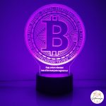 Personalizirana 3D LED Bitcoin lampa ljubičaste boje s graviranom rođendanskom porukom i motivacijskim tekstom o bull runu