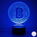 Personalizirana 3D LED Bitcoin lampa plave boje s graviranom rođendanskom porukom i motivacijskim tekstom o bull runu