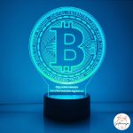 Personalizirana 3D LED Bitcoin lampa tirkizne boje s graviranom rođendanskom porukom i motivacijskim tekstom o bull runu